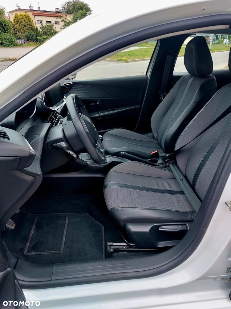 Peugeot 208 - 8
