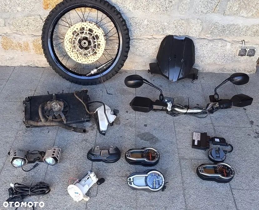 TRIUMPH TIGER 800XC KOŁO FELGA PRZÓD  KIEROWNICA HALOGENY CHŁODNICA SZYBA LICZNIK ZEGARY XRT - 1