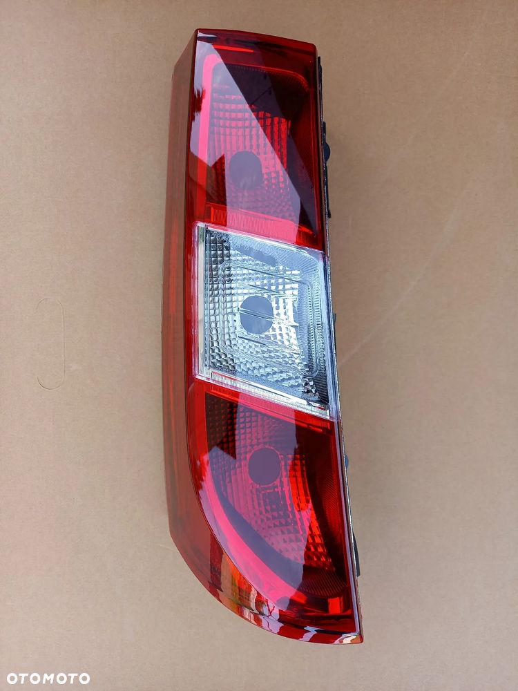 LAMPA TYLNA DACIA DOKKER 12- NOWA - 1