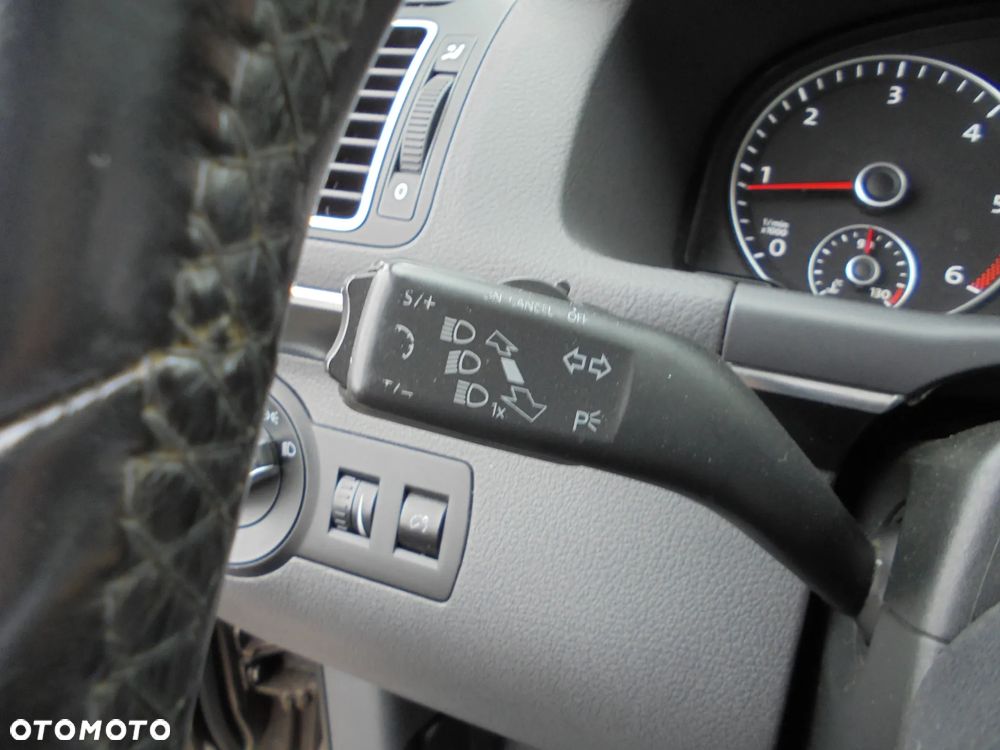 Volkswagen Touran 2.0 TDI DPF BlueMotion Technology DSG Highline - 23