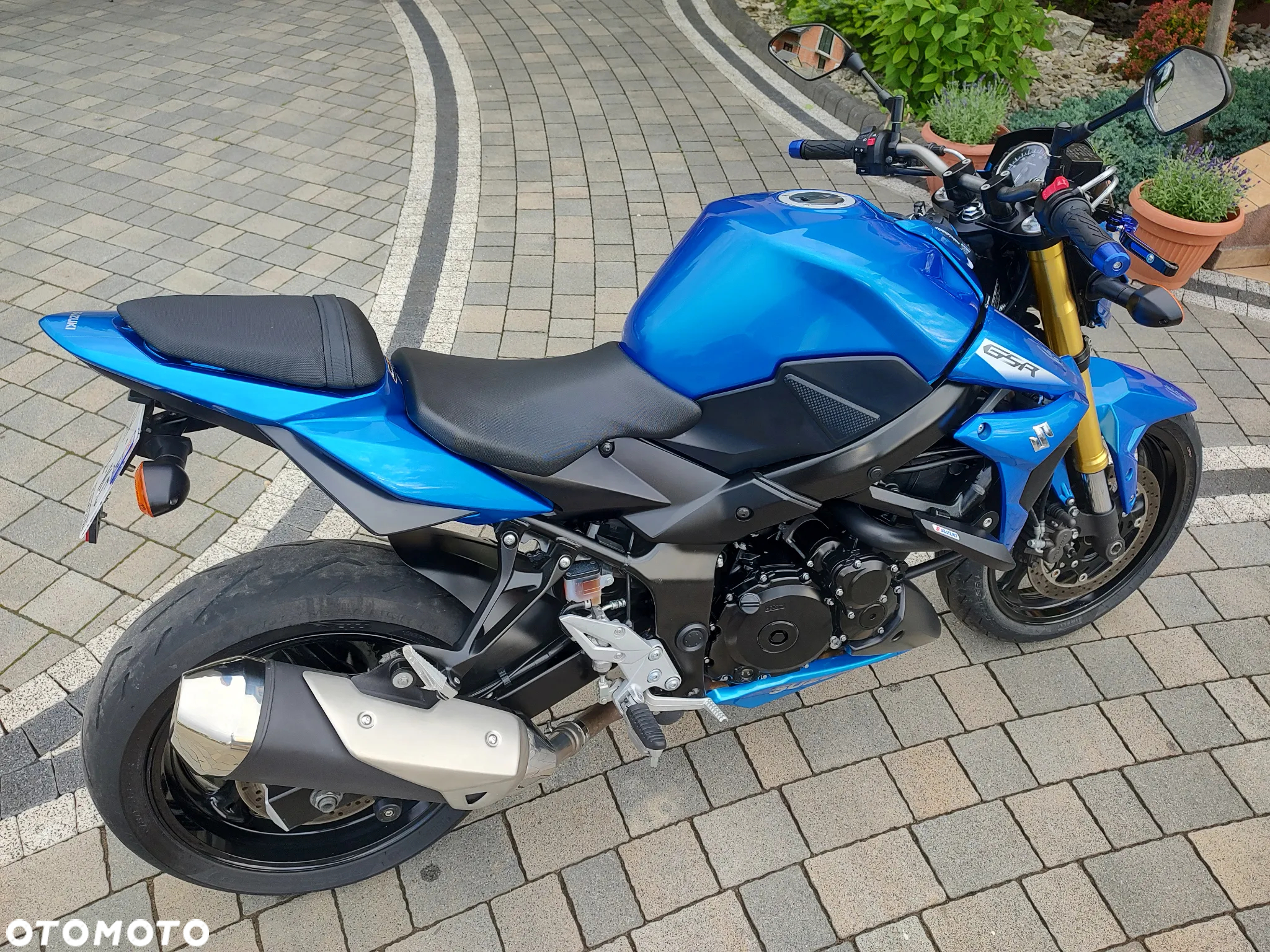 Suzuki GSR - 6