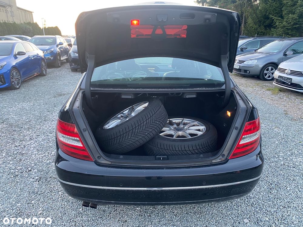 Mercedes-Benz Klasa C 180 CGI Automatik BlueEFFICIENCY Avantgarde - 19
