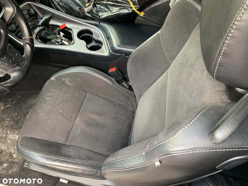 Dodge Challenger - 11