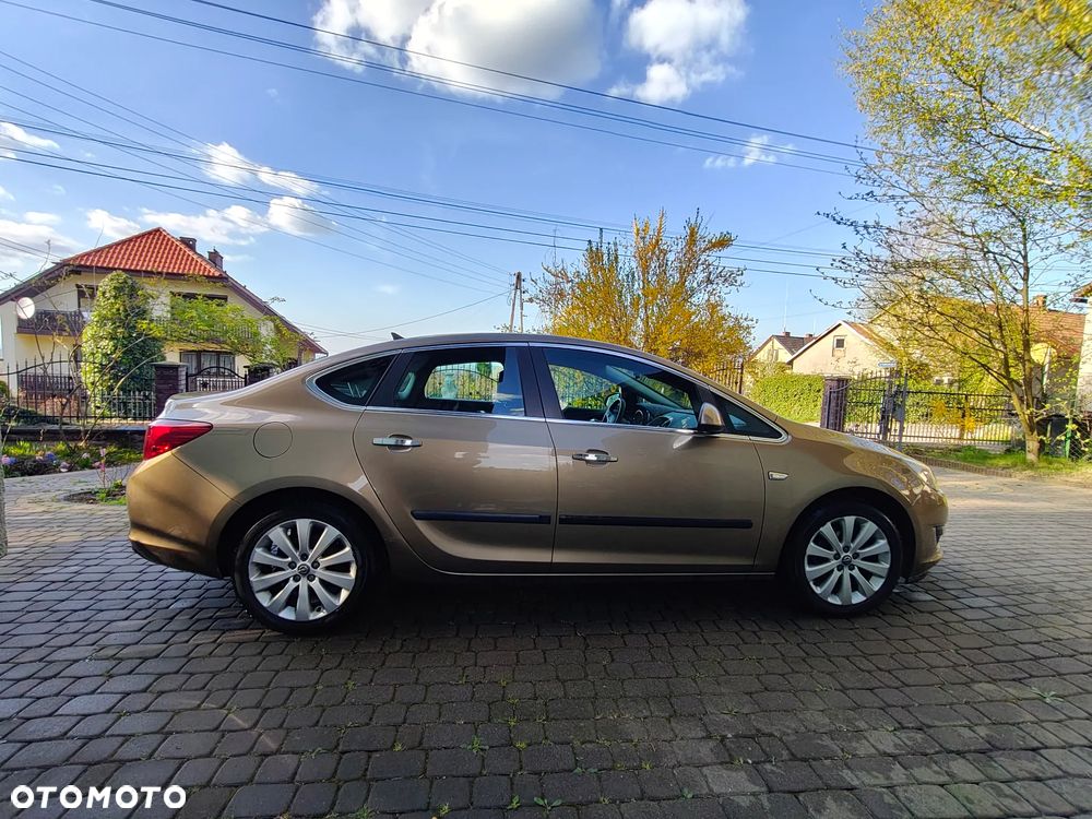 Opel Astra 1.4 T Executive - 3