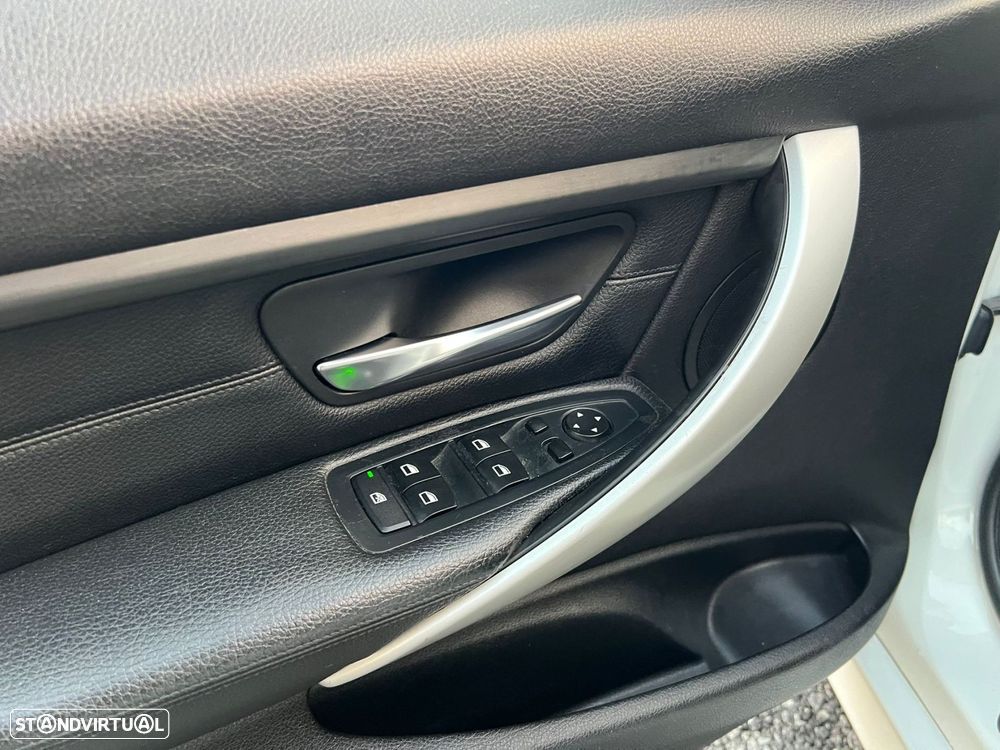 BMW 328 i Auto Line Sport - 38