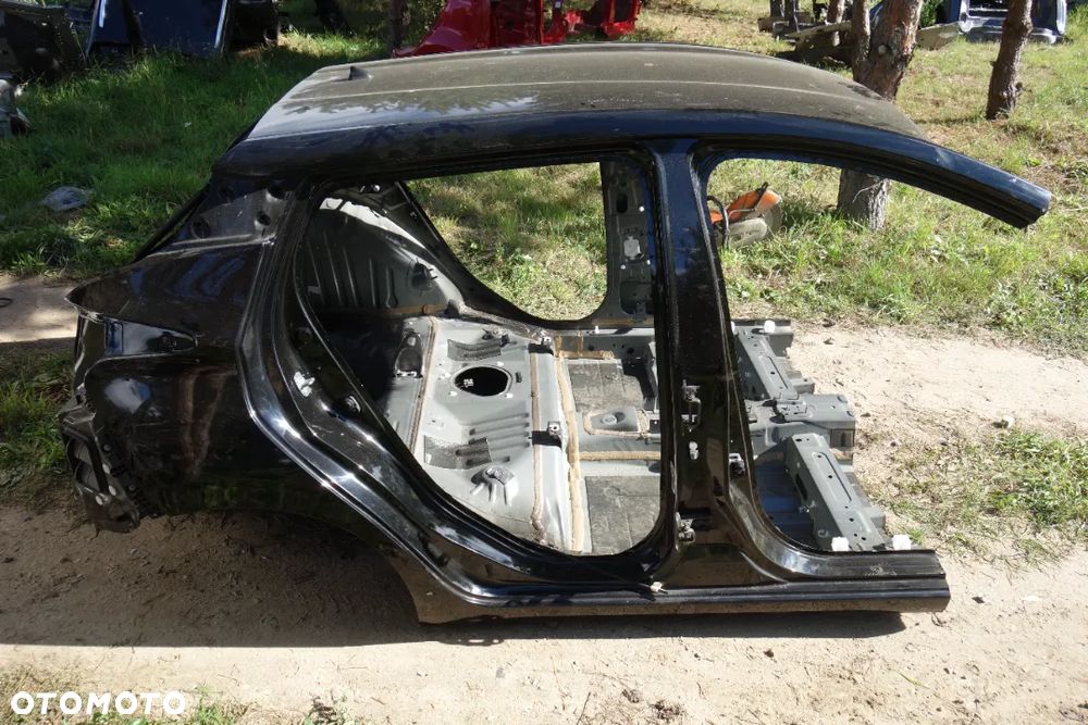 DUPA Z DACHEM BŁOTNIK PRAWY TYŁ PAS Z WANNĄ DACH NISSAN MICRA K14 - 2