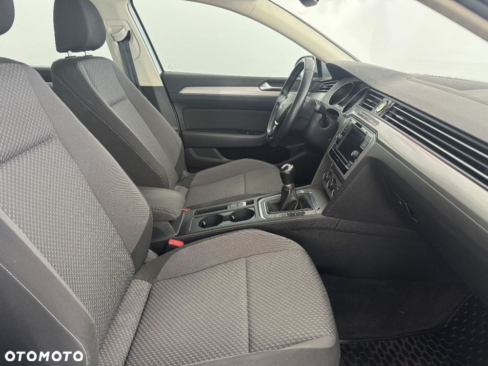 Volkswagen Passat 1.6 TDI BMT Comfortline - 21