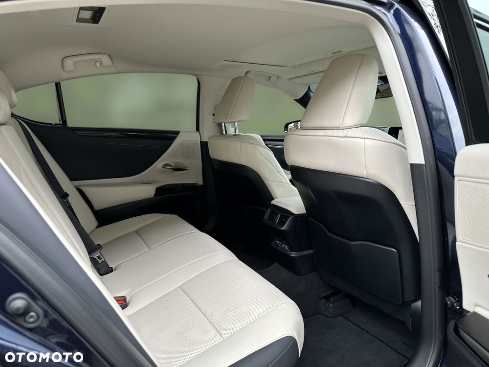Lexus ES 300h Business Edition - 11