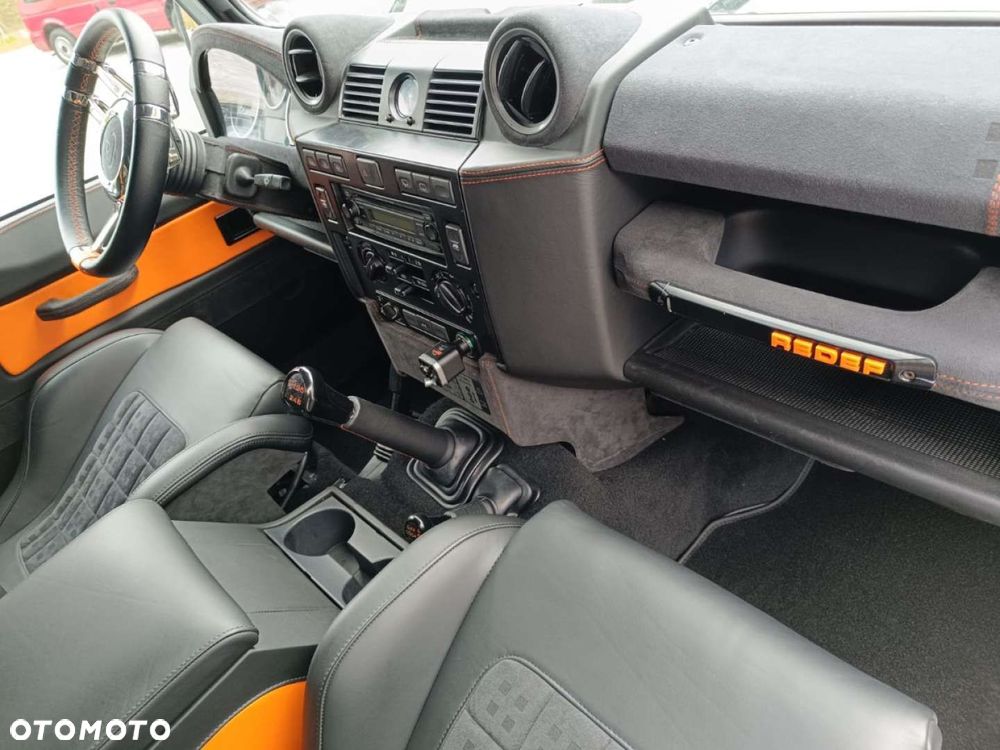 Land Rover Defender - 30