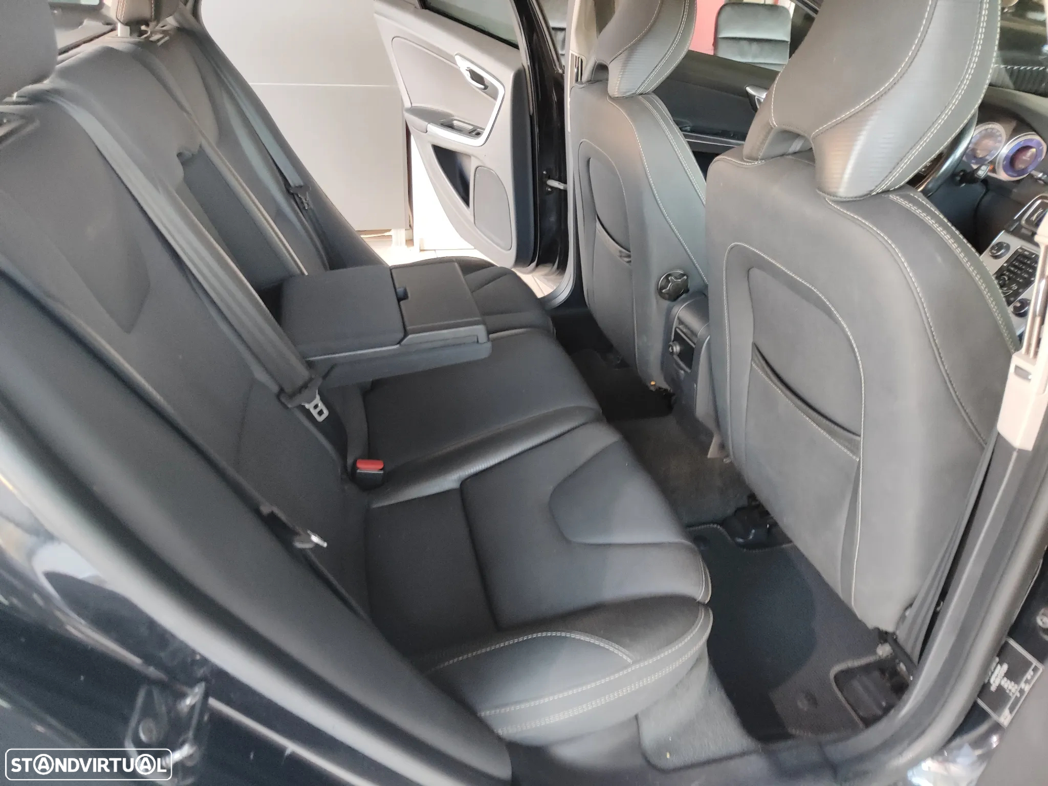 Volvo V60 2.0 D3 R-Design Start/Stop - 16