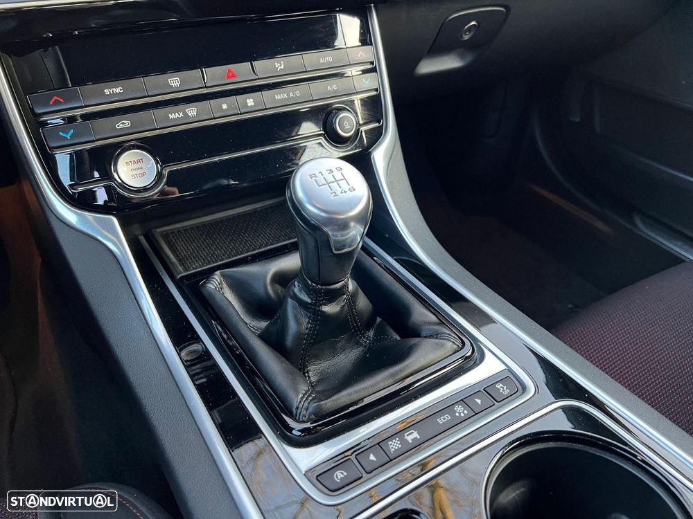 Jaguar XE 2.0 D R-Sport - 21