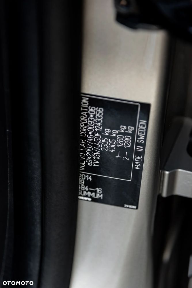 Volvo V60 D6 AWD Plug-in Hybrid Momentum - 26