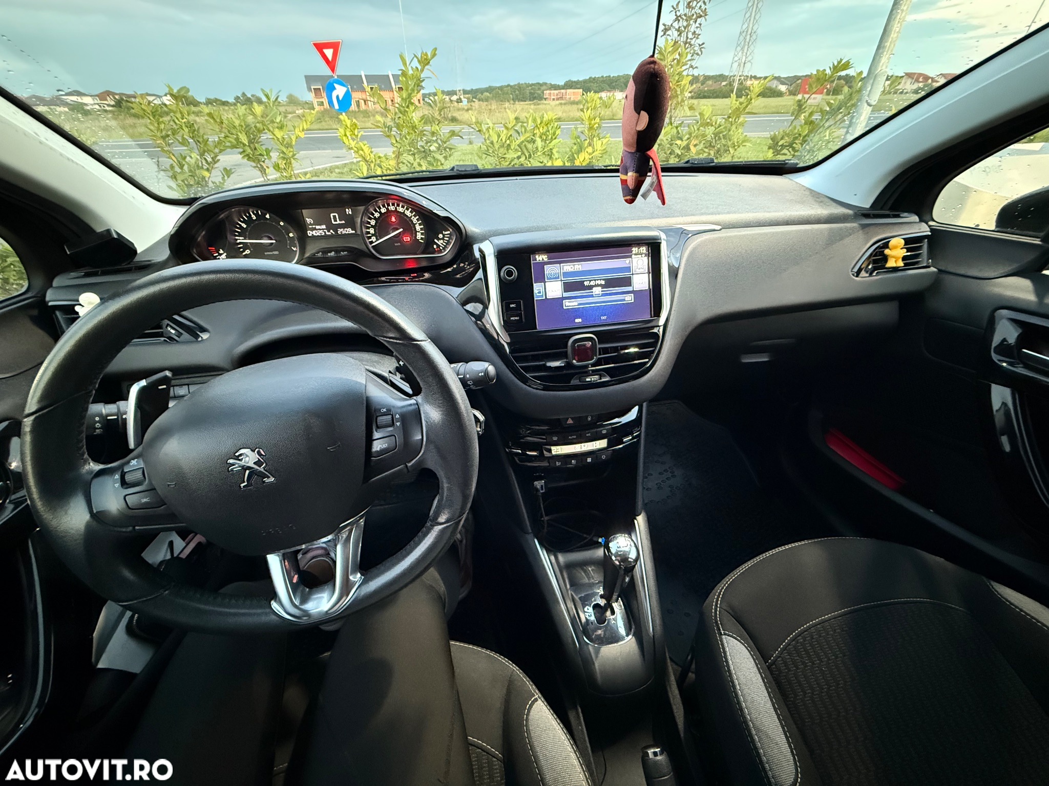 Peugeot 208 1.2 L PureTech ETG Active - 10