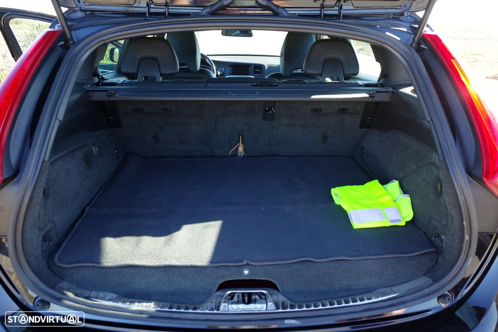Volvo V60 D6 Plug-In-Hybrid AWD Geartronic Summum - 24