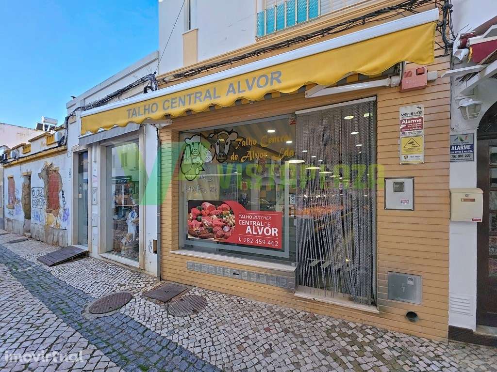 Loja no rés do chão e com Cave para Venda Centro de Alvor
Potencia... - Grande imagem: 4/23