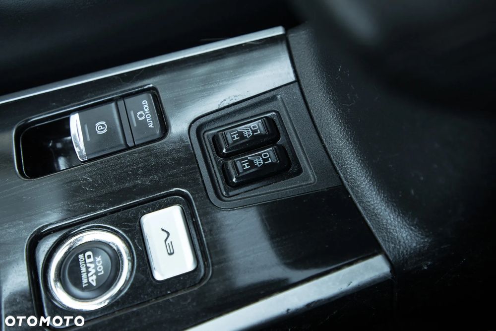 Mitsubishi Outlander Instyle NAVI + - 23
