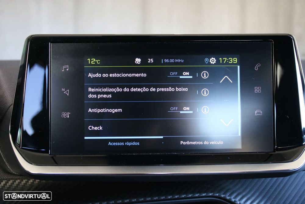 Peugeot e-2008 Allure - 18