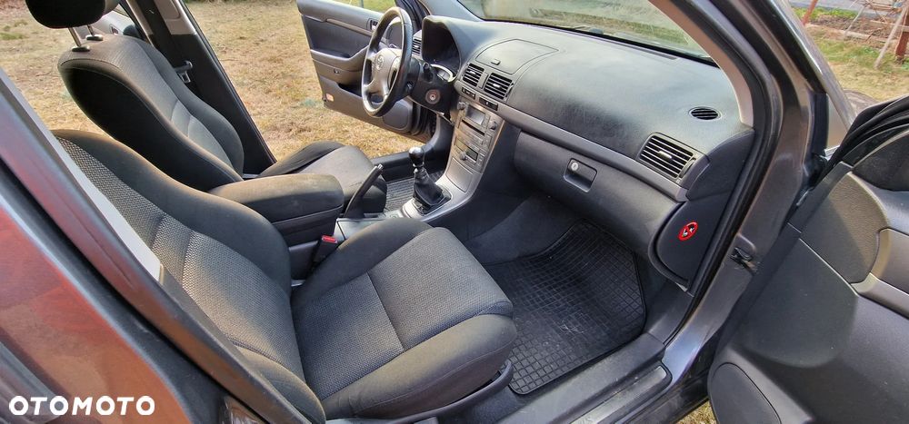 Toyota Avensis - 18