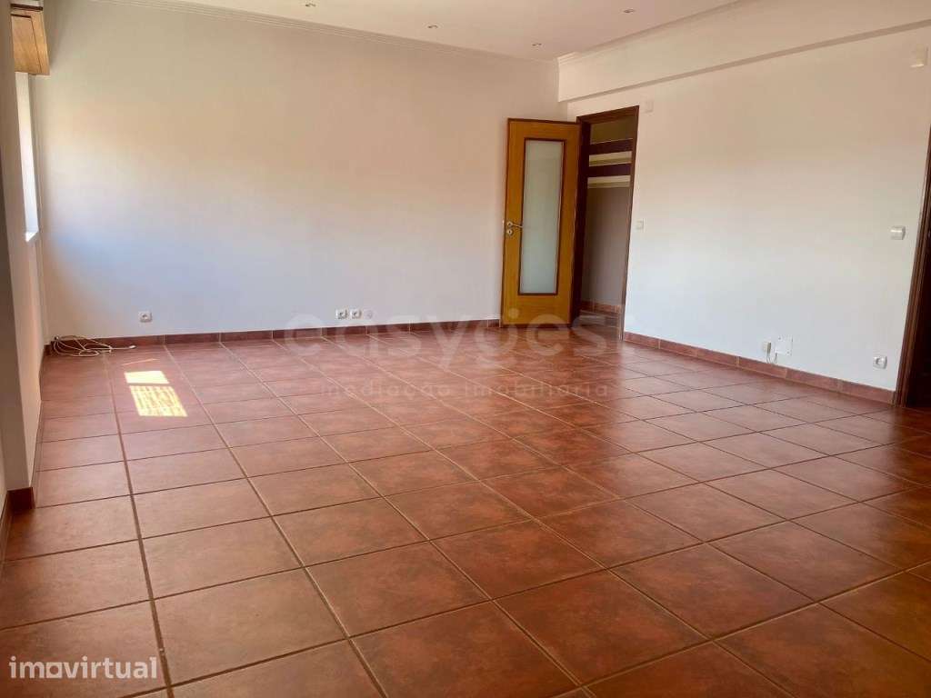 Apartamento T2 com áreas generosas e vista desafogada - Odivelas - Grande imagem: 5/30