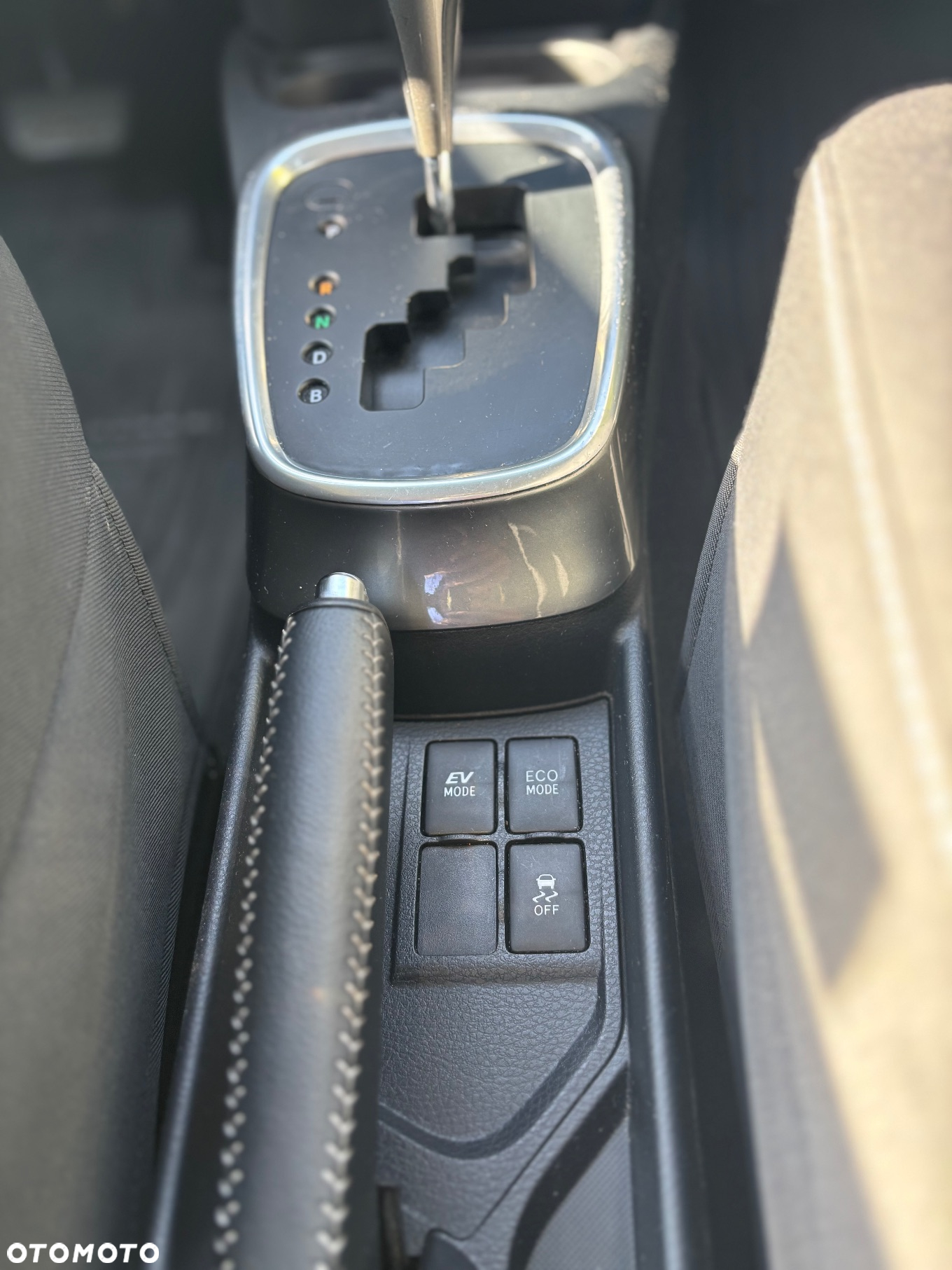 Toyota Yaris Hybrid 100 Premium - 10