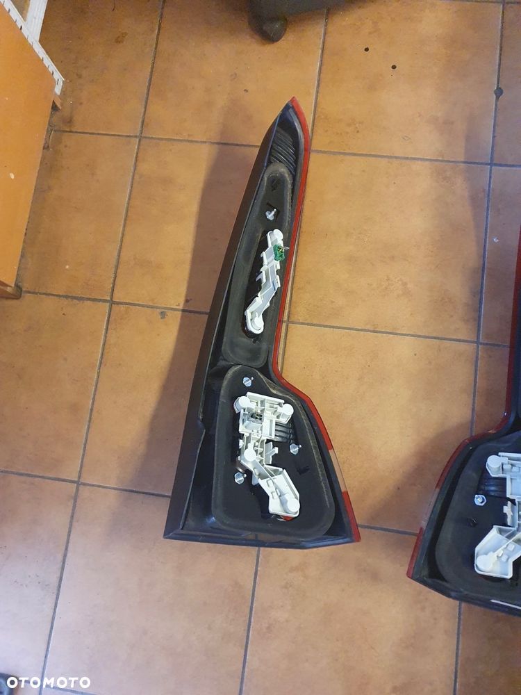 LAMPA prawy TYŁ VOLVO V50 - 7