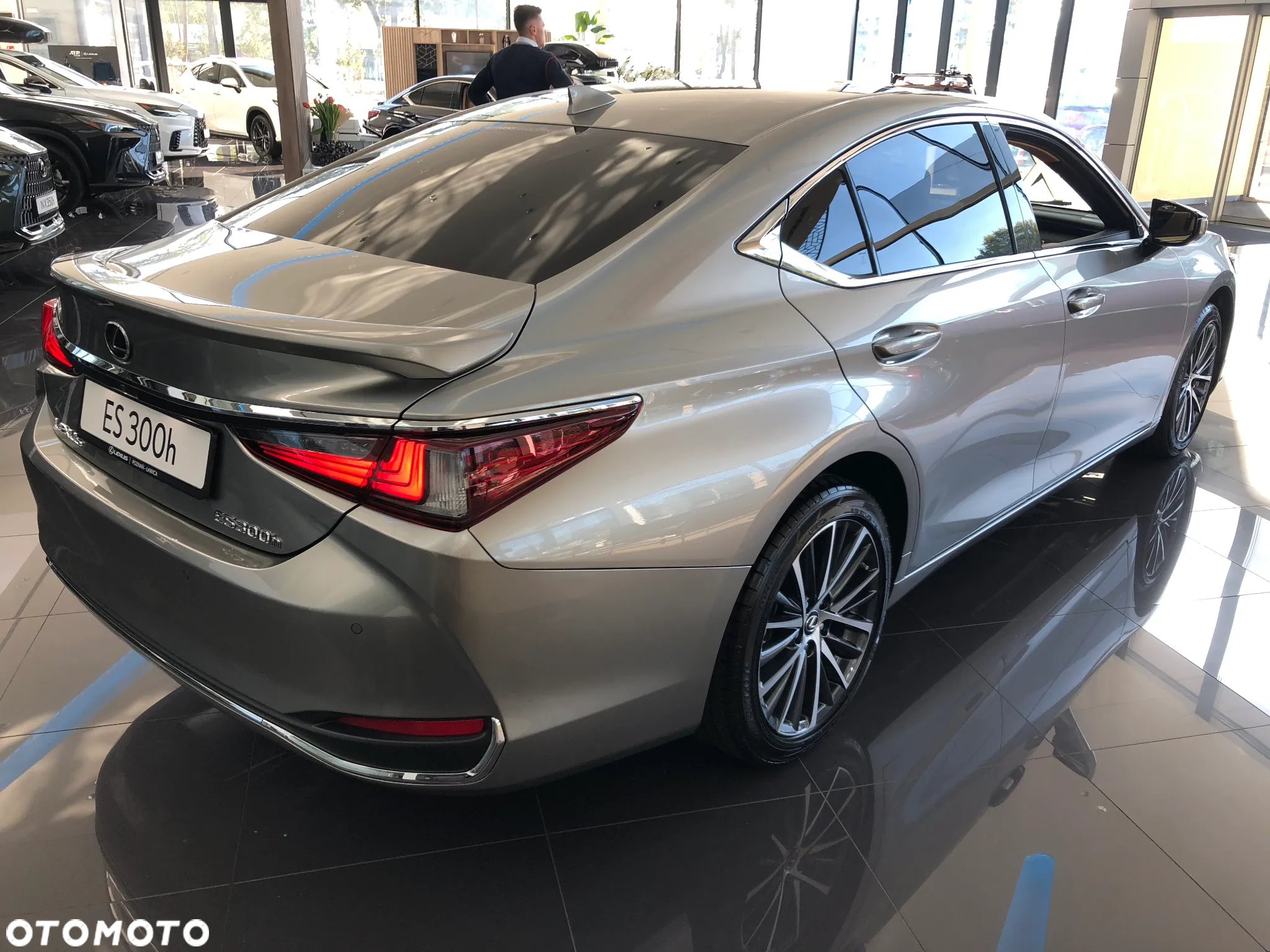 Lexus ES 300h Business Edition - 4