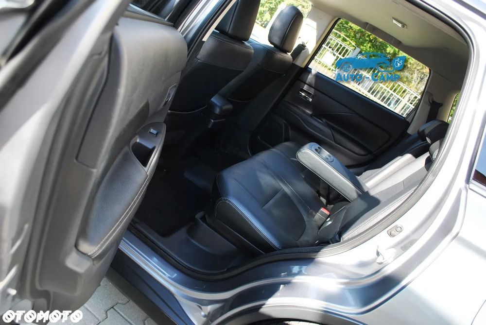 Mitsubishi Outlander Instyle NAVI + - 17