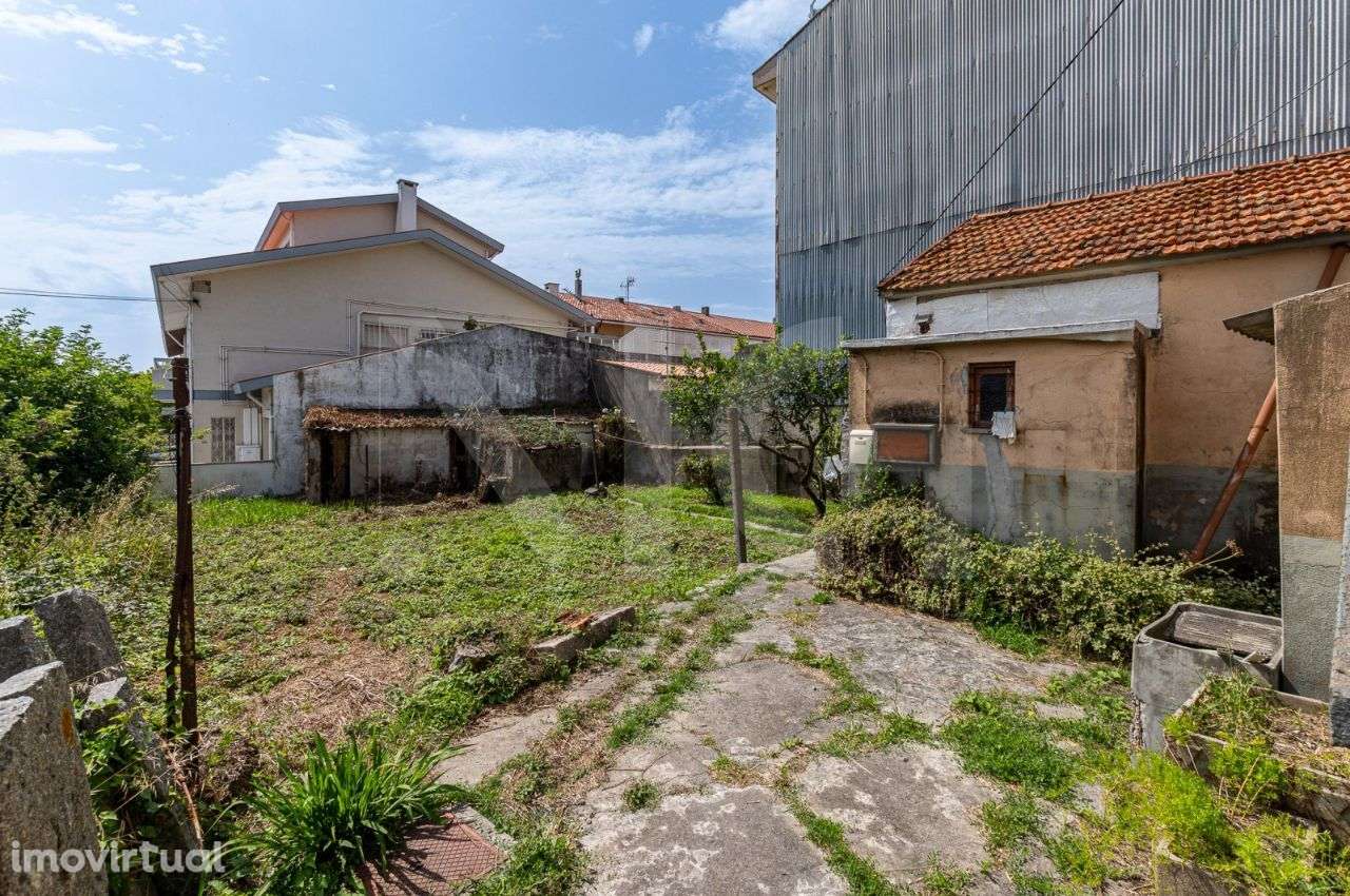 Moradia individual (293m²)com terreno (441m²) para recuperar - Espinho - Grande imagem: 5/22