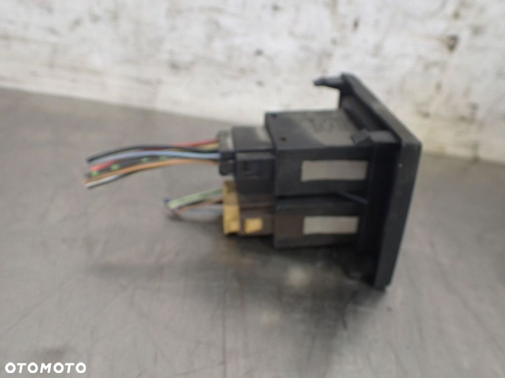 PRZEŁĄCZNIK ŚWIATEŁ AWARYJNYCH VOLKSWAGEN T4 TRANSPORTER 1.9 703953235   701858139 - 3