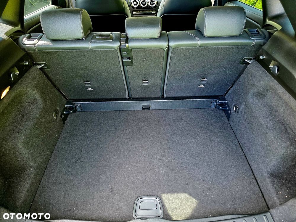 Mercedes-Benz GLA 180 7G-DCT - 21