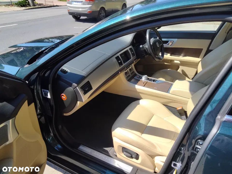 Jaguar XF 2.2 D Luxury - 11