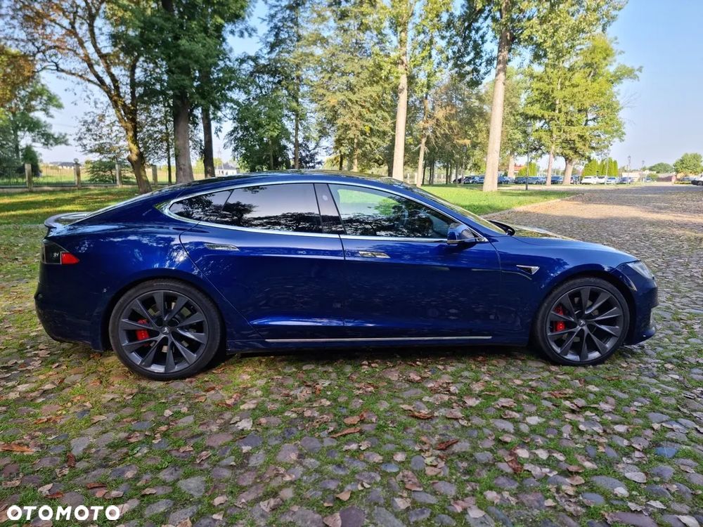Tesla Model S - 8