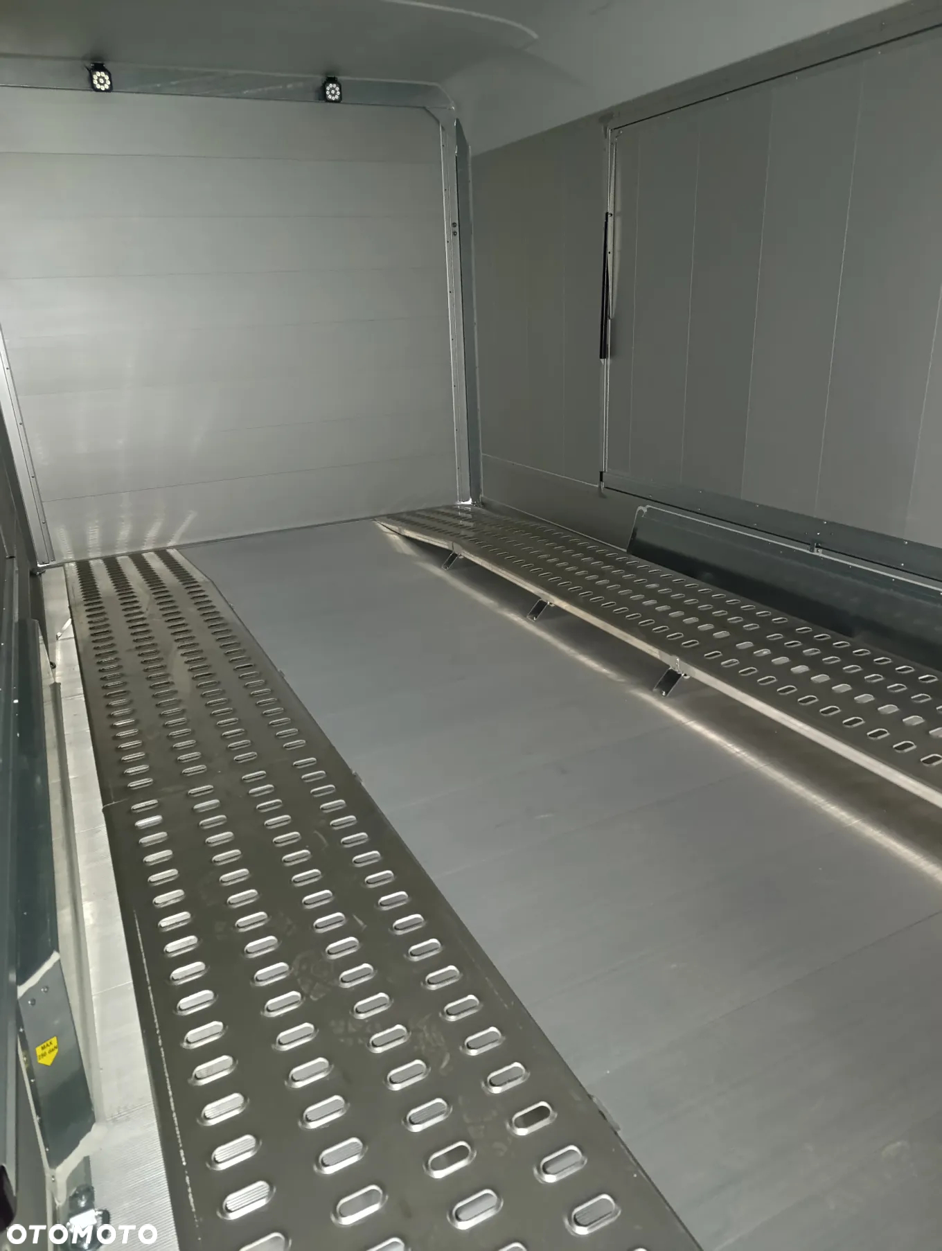 Debon Fourgon C2000 - 11