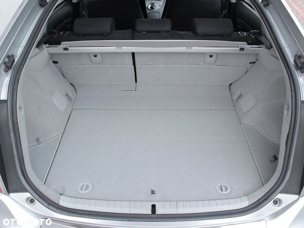 Toyota Prius (Hybrid) Life - 28