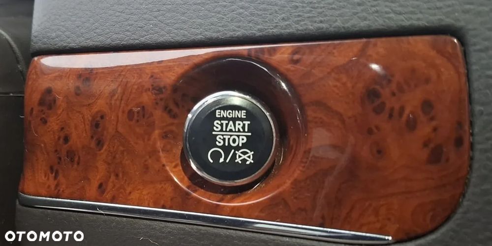 Chrysler Town & Country 3.6 Limited - 29