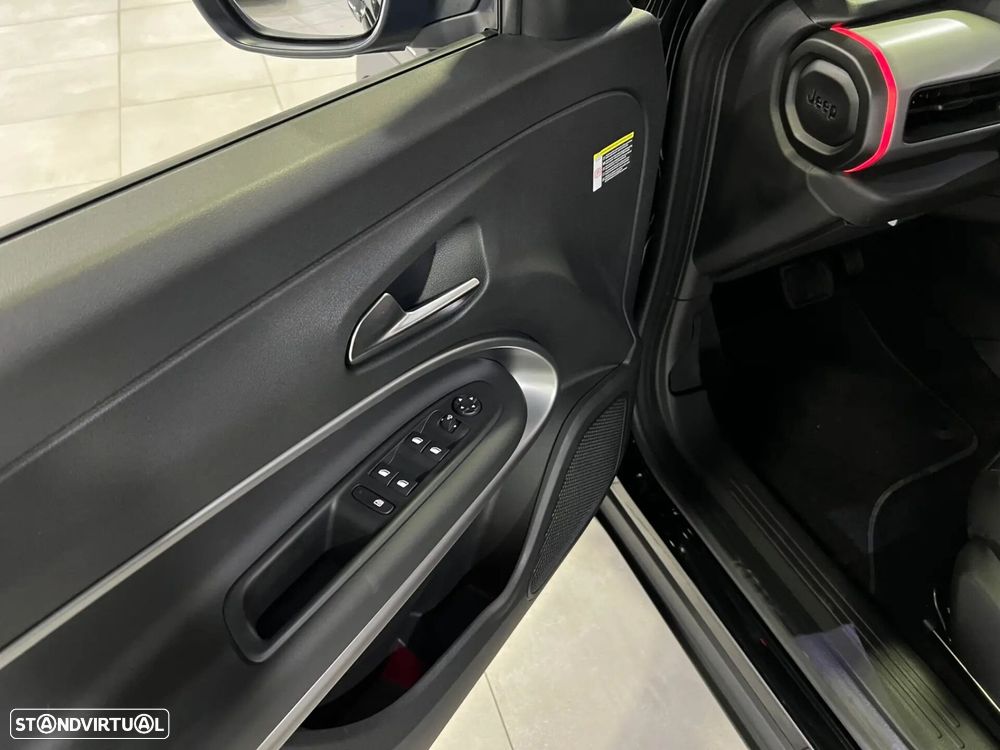 Jeep Avenger 1.2 e-Hybrid Summit DCT - 35