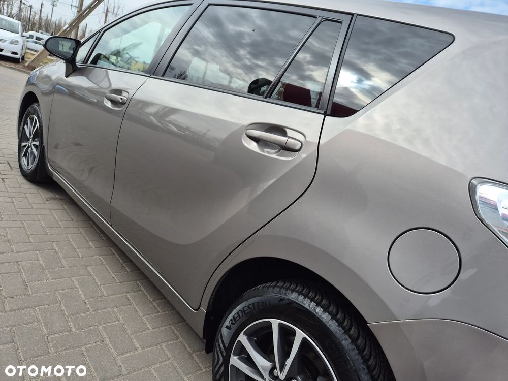 Toyota Verso 1.6 D-4D Prestige - 23