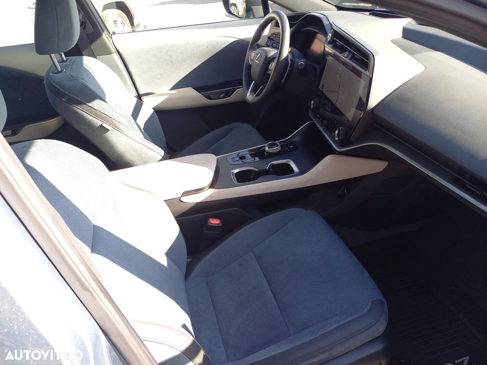 Lexus RZ 450e AWD Luxury - 10