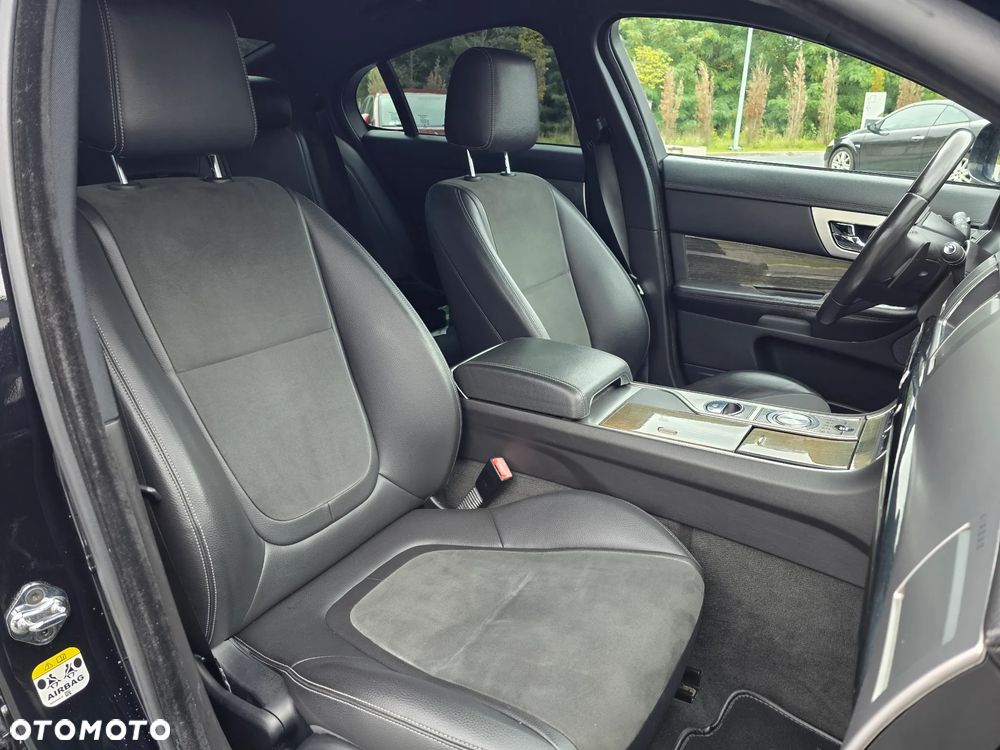Jaguar XF 2.2 - 18