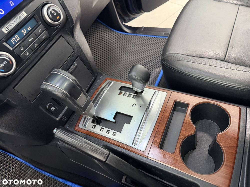 Mitsubishi Pajero - 20