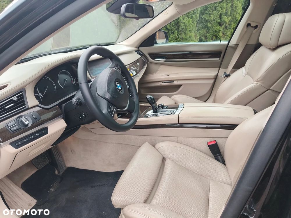 BMW Seria 7 740i L - 15