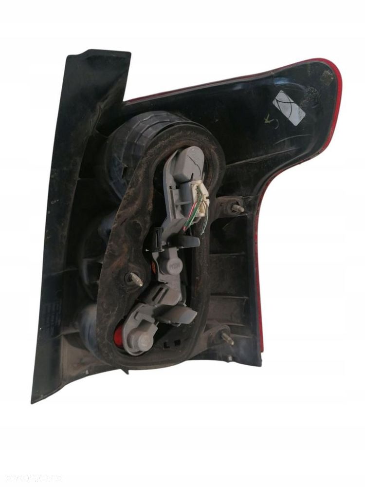 lampa lewa tył kombi toyota avensis t25 2.2 d-cat - 5