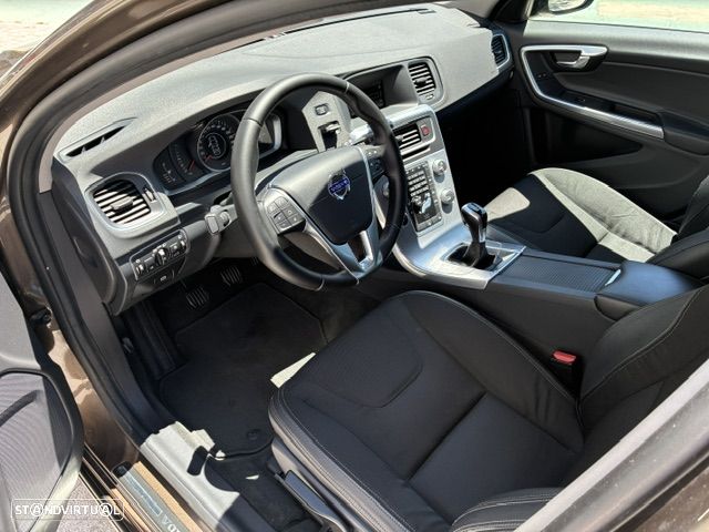 Volvo V60 Cross Country 2.0 D3 Momentum - 11