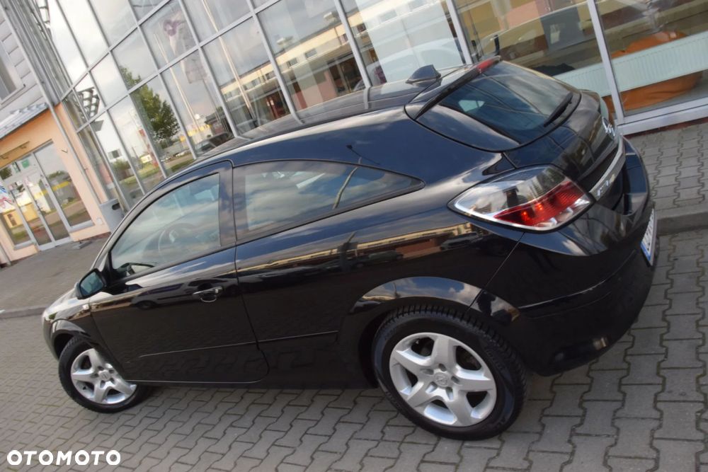 Opel Astra GTC 1.6 Black&White - 22