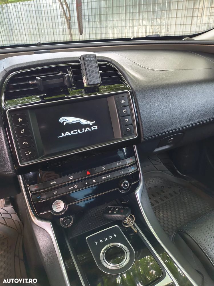 Jaguar XE - 10