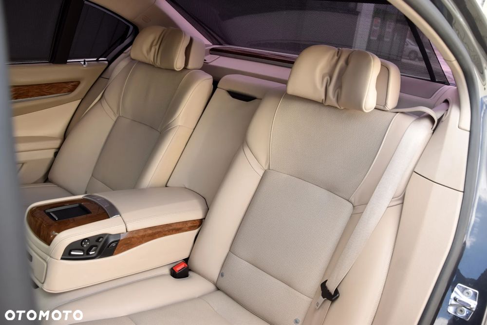 BMW Seria 7 750i - 21