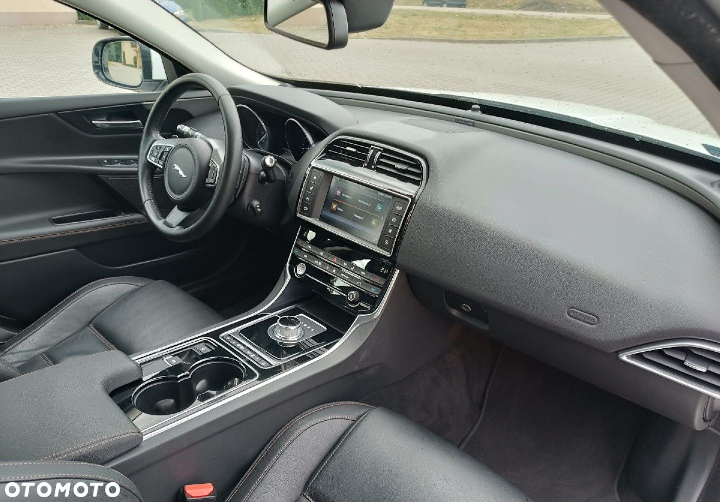 Jaguar XE - 16