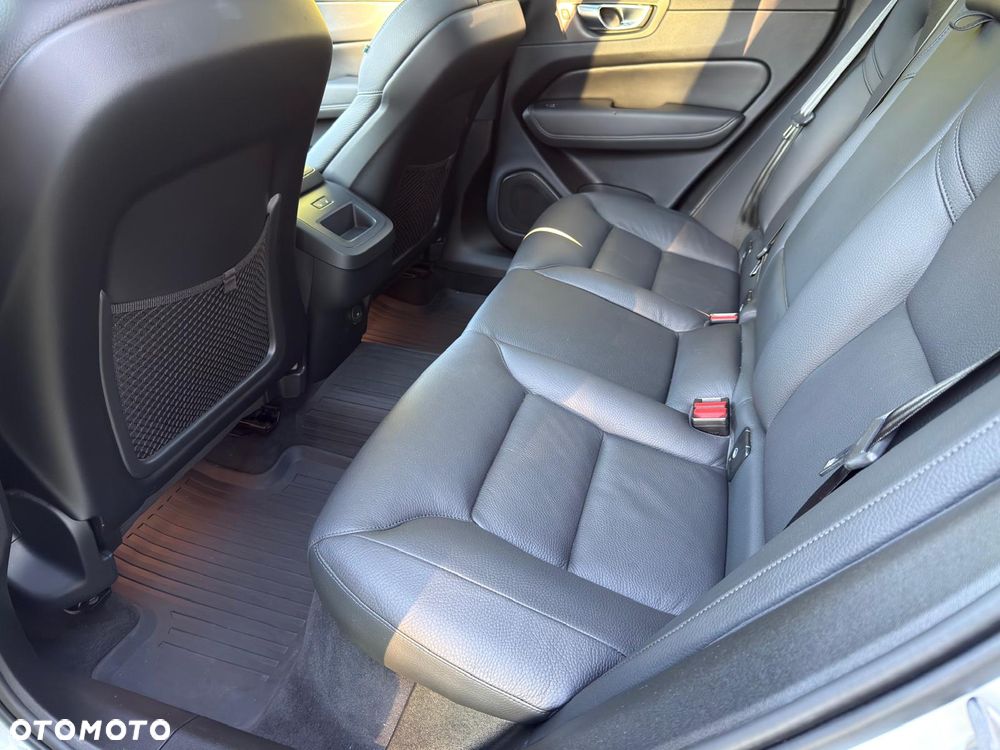Volvo XC 60 B5 B AWD Plus Dark - 23