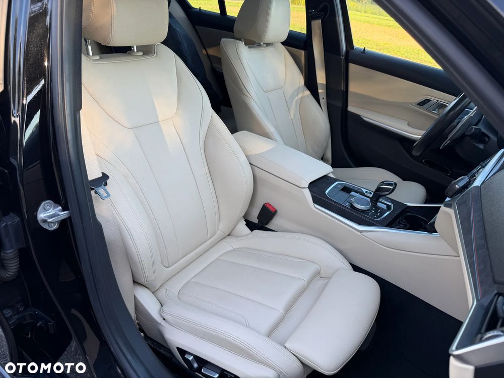 BMW Seria 3 330i M Sport - 32