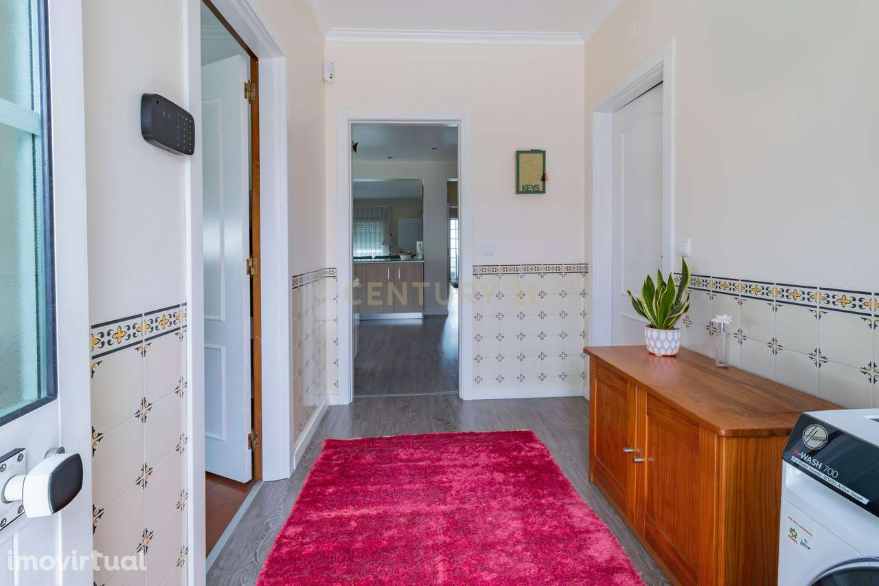 Moradia Geminada T3+1: O Refúgio Perfeito entre a Cidade e o Mar! - Grande imagem: 3/27